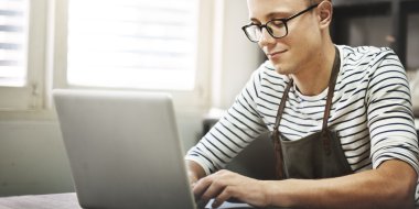 Dizüstü bilgisayar kullanarak ustası