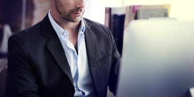 Bilgisayarda çalışan iş adamı