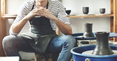 Usta sanatçı seramik beceri ile