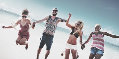 Yaz plaj eğlenceli atlama kavramı sahip çeşitli arkadaşlar