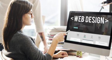 web tasarımı ile monitörde gösterilen kadın
