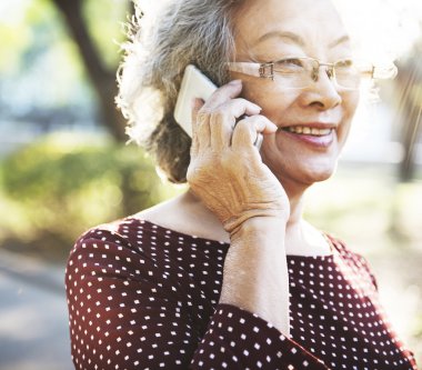 kadın Smartphone dijital aygıt kavramı ile