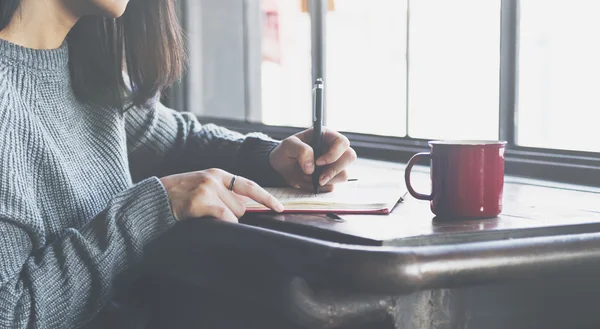 Asian Lady Writing  in Notebook — Stock Photo, Image