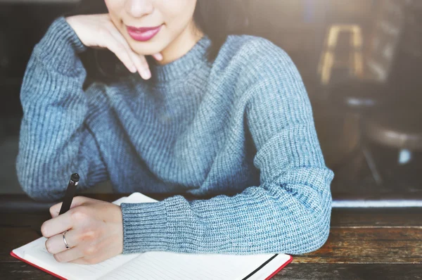 Retrato de mujer asiática escritura —  Fotos de Stock