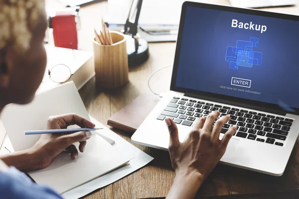 Vrouw die op laptop werkt met back-up — Stockfoto