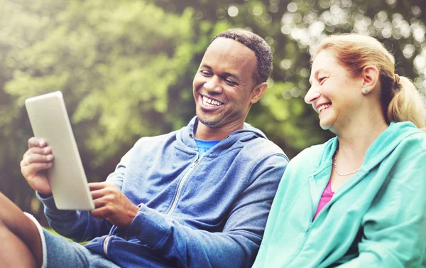 Par med digital tablet — Stockfoto