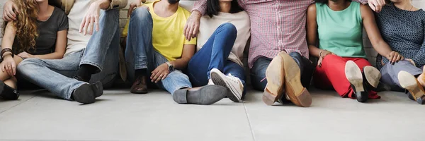 Diversidad amigos cerca de la pared — Foto de Stock