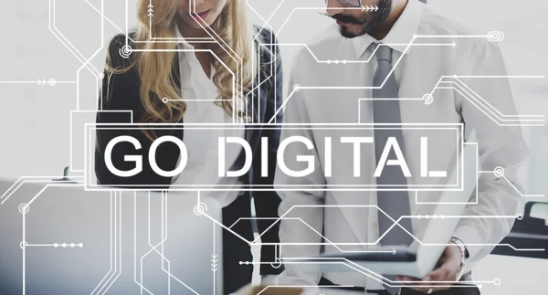 Empresária e empresário com Go Digital — Fotografia de Stock