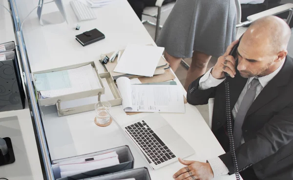 Uomo d'affari che utilizza il telefono — Foto Stock