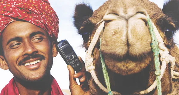 Asiatico uomo parlando su telefono — Foto Stock