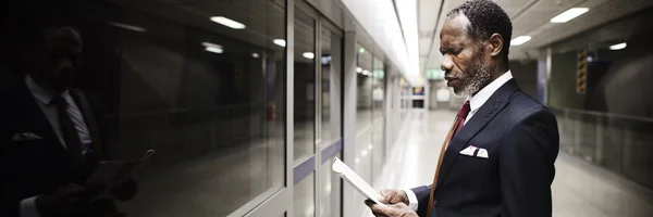 Empresário na plataforma na estação — Fotografia de Stock