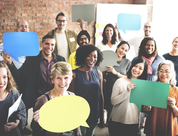 Diverso equipo que sostiene el discurso —  Fotos de Stock