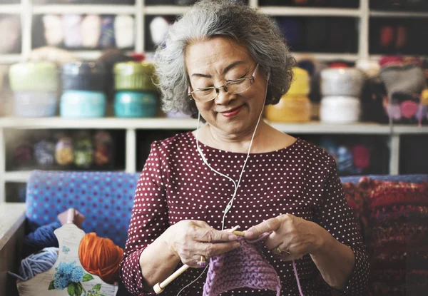 Senior vrouw en haar Hobby, breien Concept — Stockfoto