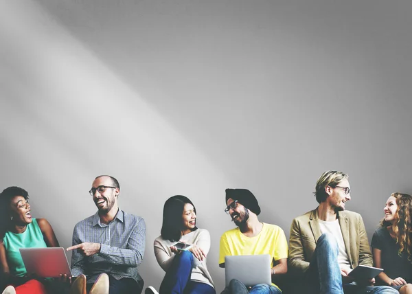 Diversità amici vicino al muro — Foto Stock