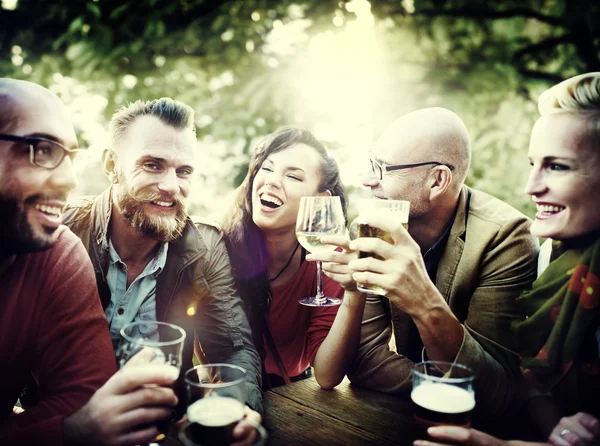 Diversos amigos pasando el rato — Foto de Stock