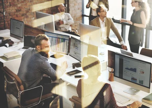 Uomini d'affari che lavorano in ufficio — Foto Stock