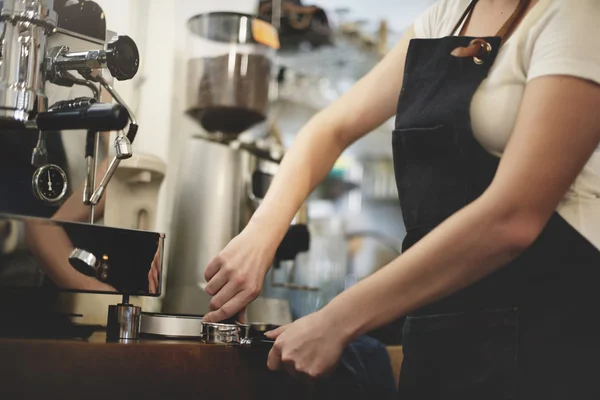 Barista dělat kávu v kavárně — Stock fotografie