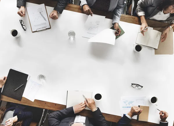 Grupo de personas lluvia de ideas —  Fotos de Stock