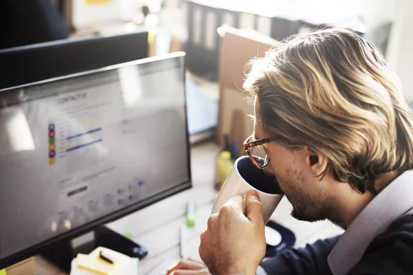 Geschäftsmann arbeitet am Computer — Stockfoto