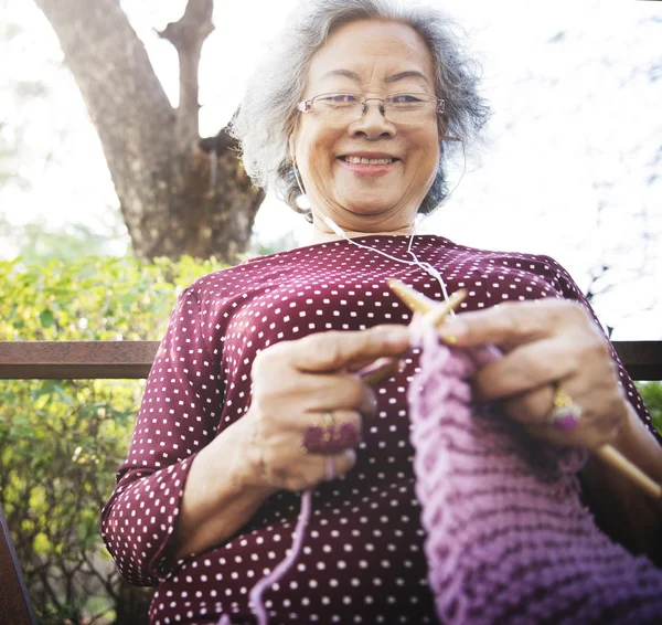 Старшая женщина и вязание хобби Концепция — стоковое фото