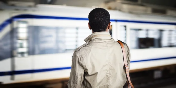 Empresario en la plataforma en la estación — Foto de Stock