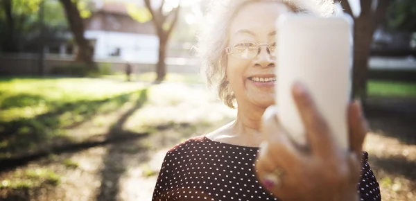 Mujer mayor y concepto de selfie en línea — Foto de Stock