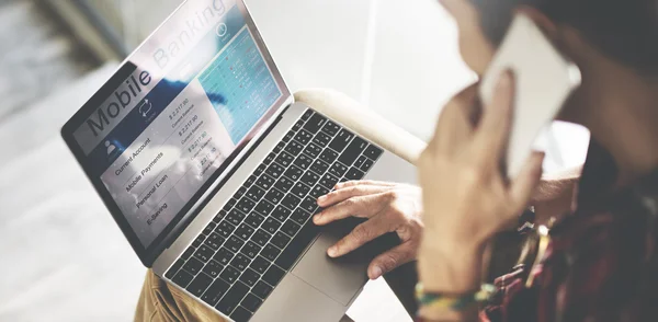 Laptop com banco móvel na tela — Fotografia de Stock