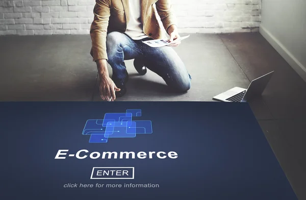 Affärsman som arbetar med e-handel — Stockfoto