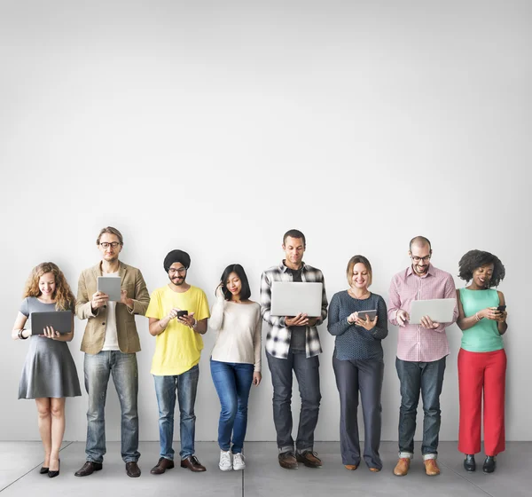 Diversidad personas se encuentra cerca de la pared —  Fotos de Stock