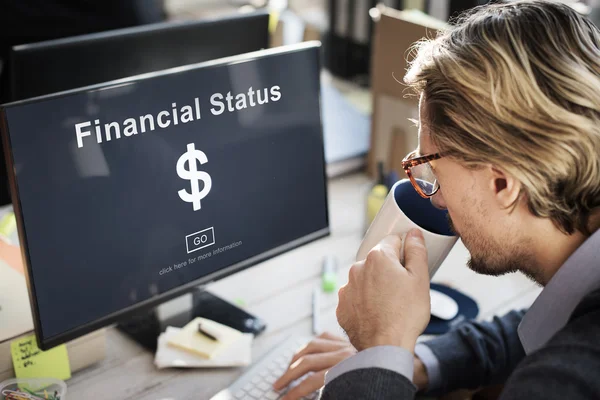 Monitor de computador com situação financeira — Fotografia de Stock