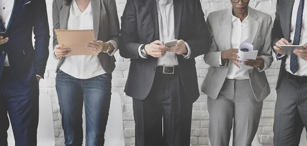 Grupp av människor som brainstorming, diskutera och planerar något — Stockfoto