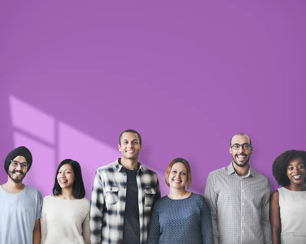Mensen van de diversiteit staat in de buurt van de muur — Stockfoto