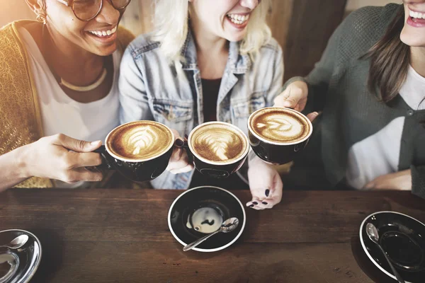 Frauen trinken Kaffee — Stockfoto