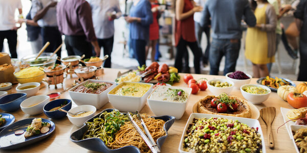 Друзья с различной едой и напитками
