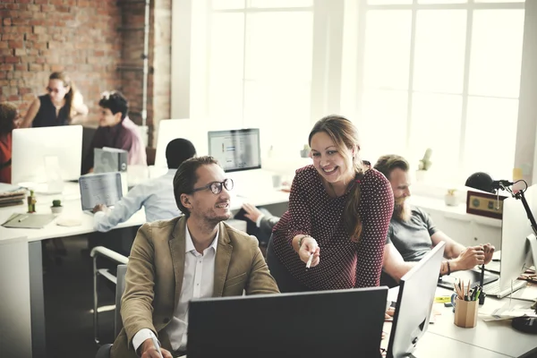 Gente de negocios trabajando en oficina — Foto de Stock