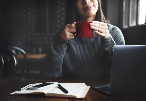 Donna con computer portatile in ufficio — Foto Stock