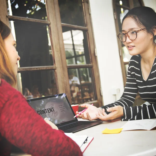 Gespräch auf College-Campus — Stockfoto