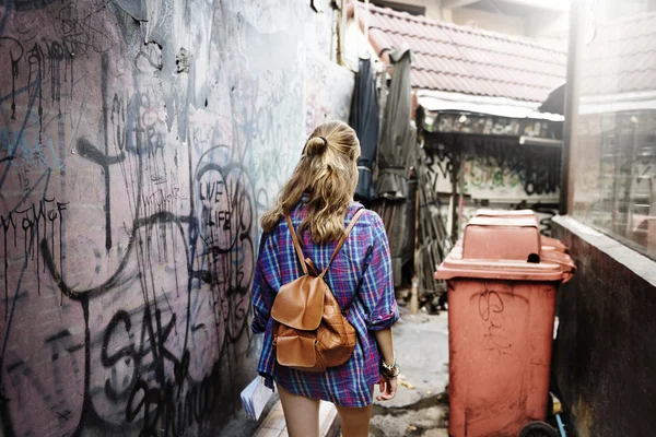 Fille voyageant avec sac à dos — Photo