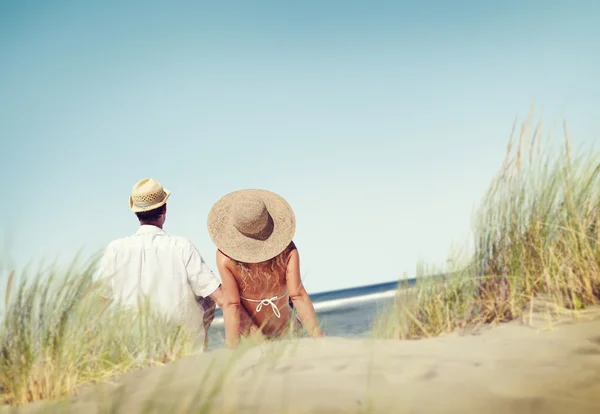 Paar sitzt am Meer — Stockfoto