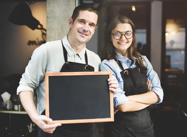 Empleados con pizarra cerca de Café — Foto de Stock