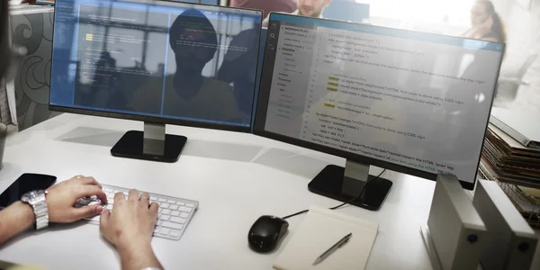Programmeur travaillant sur ordinateur — Photo
