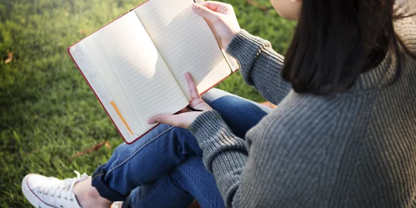 Aziatische vrouw lezing boek — Stockfoto