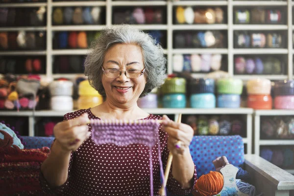 Senior woman and knitting hobby Conceito — Fotografia de Stock