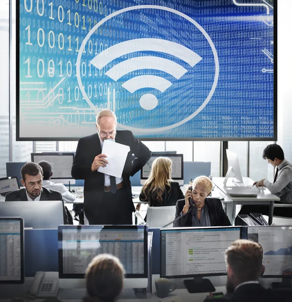Üzleti munkavállalók és vezeték nélküli internet — Stock Fotó