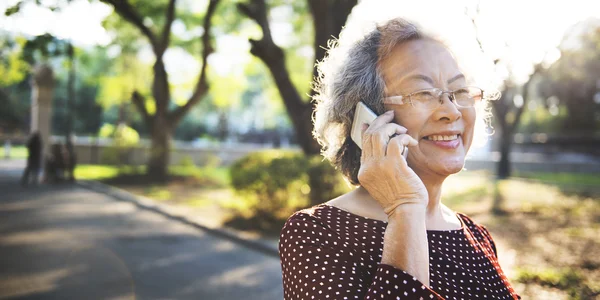 Mujer con Smartphone Digital Device Concept —  Fotos de Stock