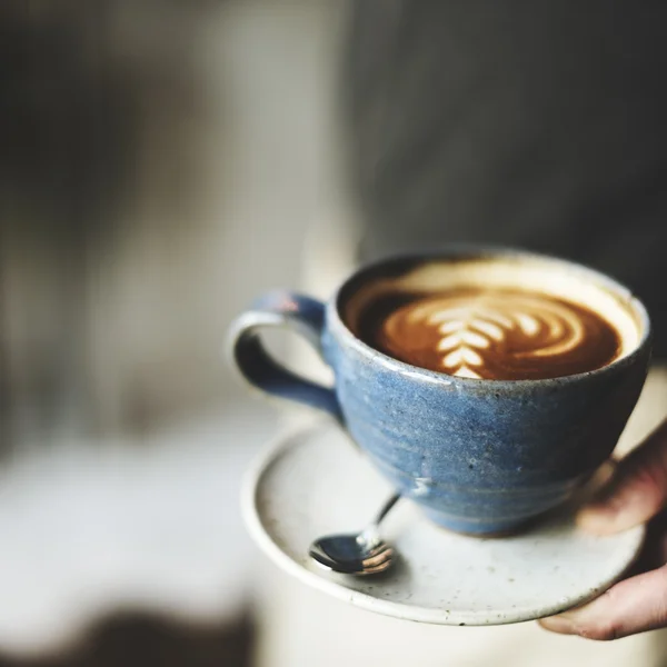 Femme tenant tasse de café — Photo