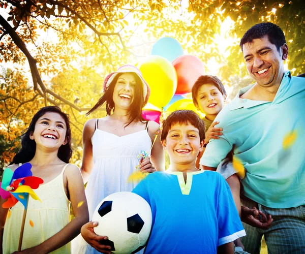 Familia feliz juntos al aire libre — Foto de Stock