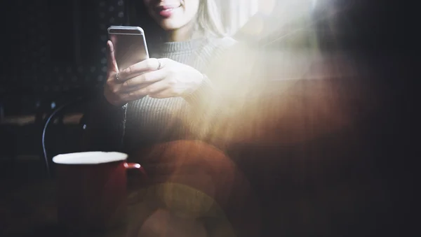 Женщина просматривает мобильный телефон — стоковое фото