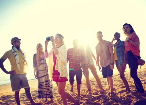 Tiener vrienden bij Beach Party Concept — Stockfoto