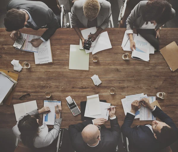 Grupo de personas lluvia de ideas — Foto de Stock